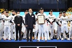 オリックス・バッファローズの監督および選手たちと知事