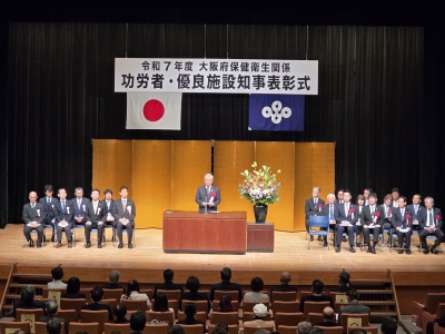 祝辞を述べる金城議長