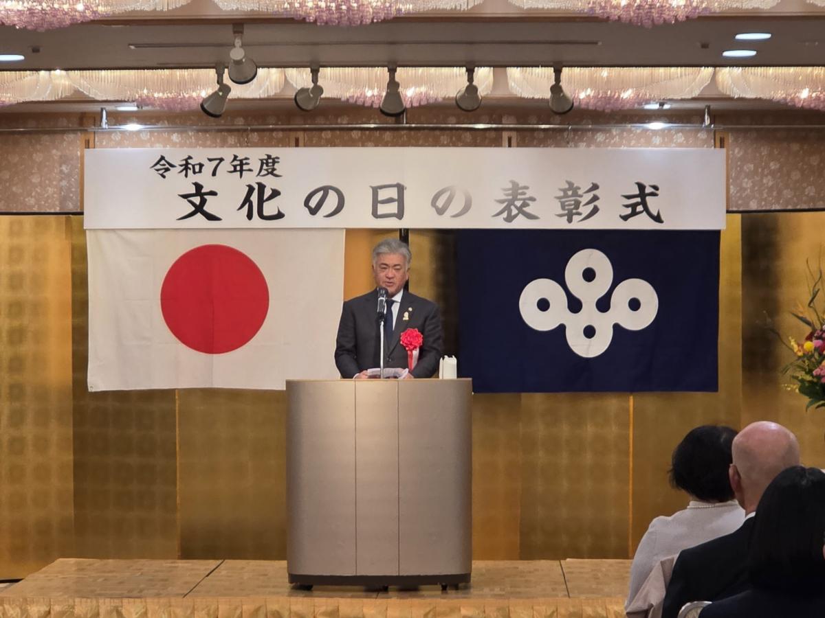 祝辞を述べる金城議長