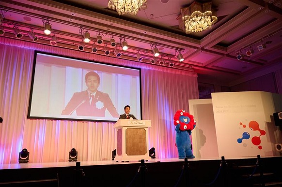 挨拶を述べる知事