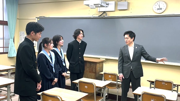 代表生徒4人と意見交換する知事