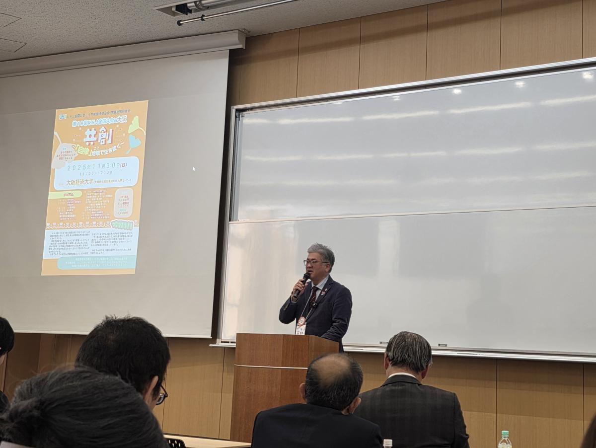 挨拶する金城議長