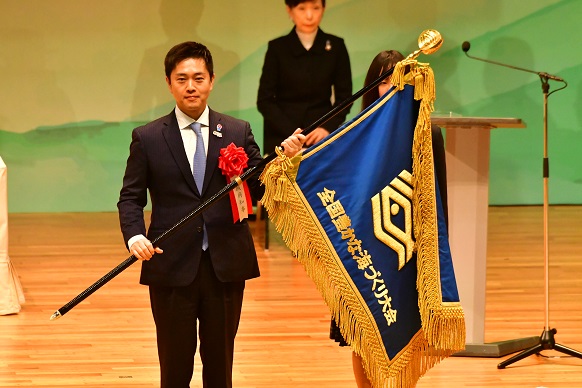 大会旗を受け取る知事(三重県提供)