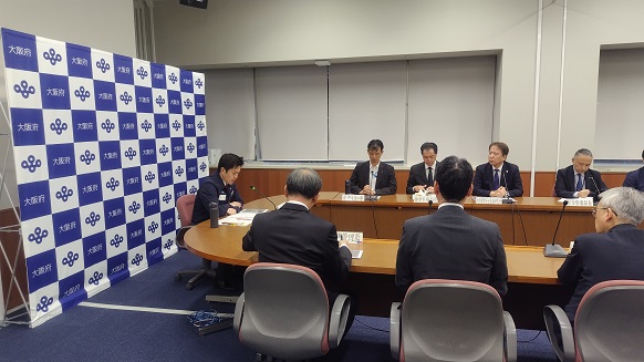 対策本部にて感染症への対応を確認する知事