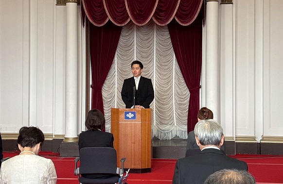 受章者に対しお祝いの言葉を述べる知事