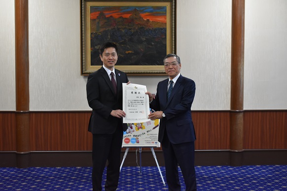 寄付者(桝谷 徹 氏)に感謝状を手渡した後。記念写真を撮影する知事