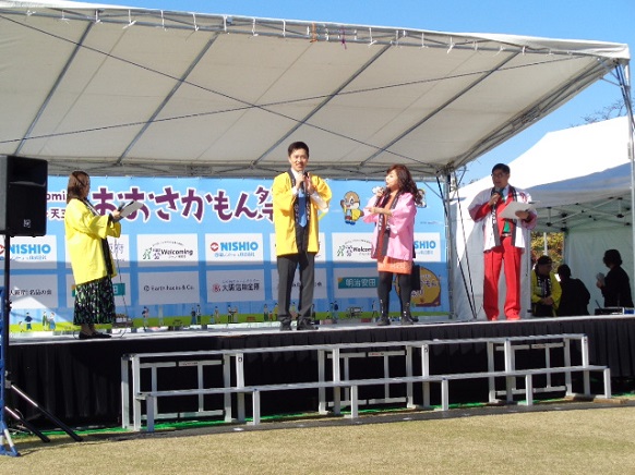 イベント出演時のハイヒール・モモコ氏と知事