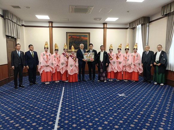 招福娘の皆さんと知事