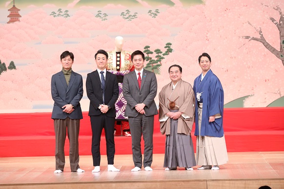 舞台上でフォトセッションに参加する知事