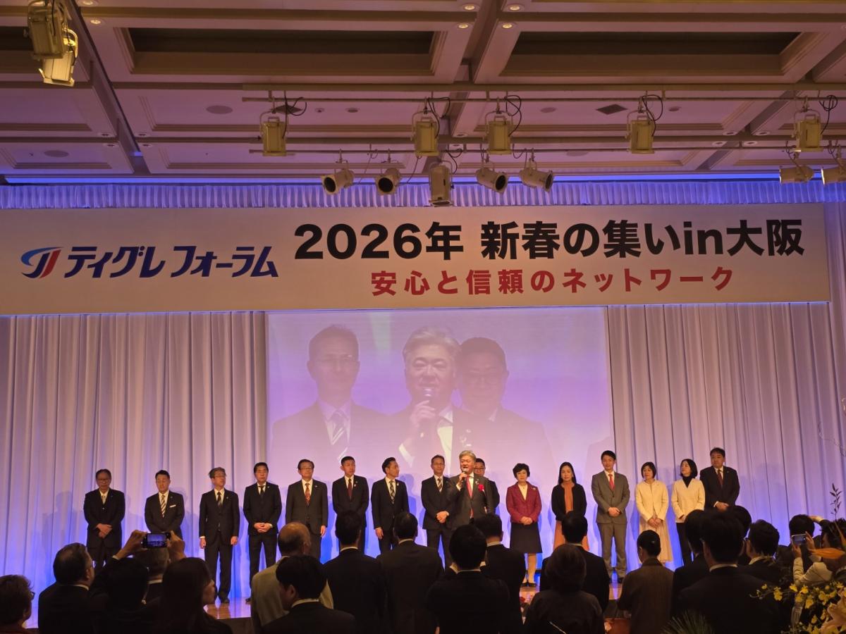 挨拶する金城議長