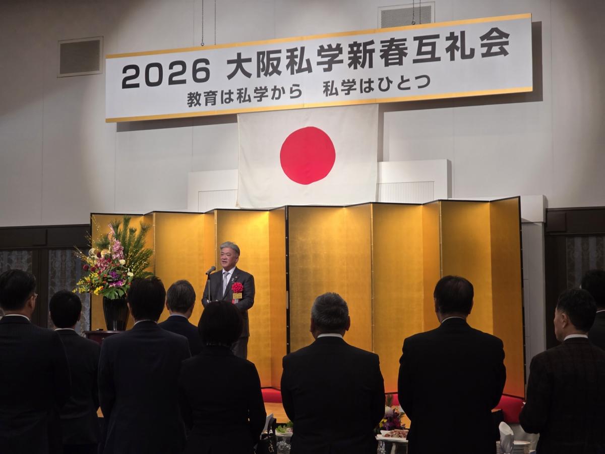 挨拶する金城議長