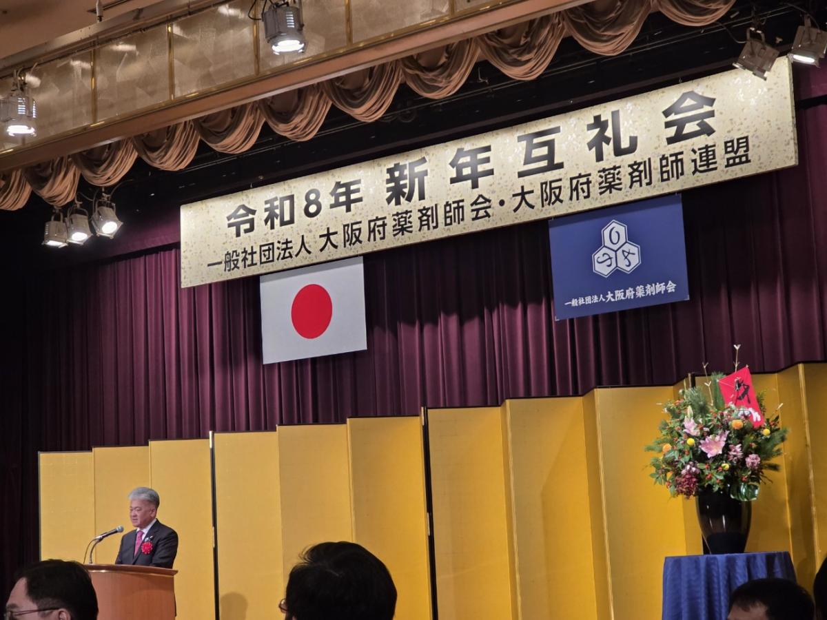 挨拶する金城議長