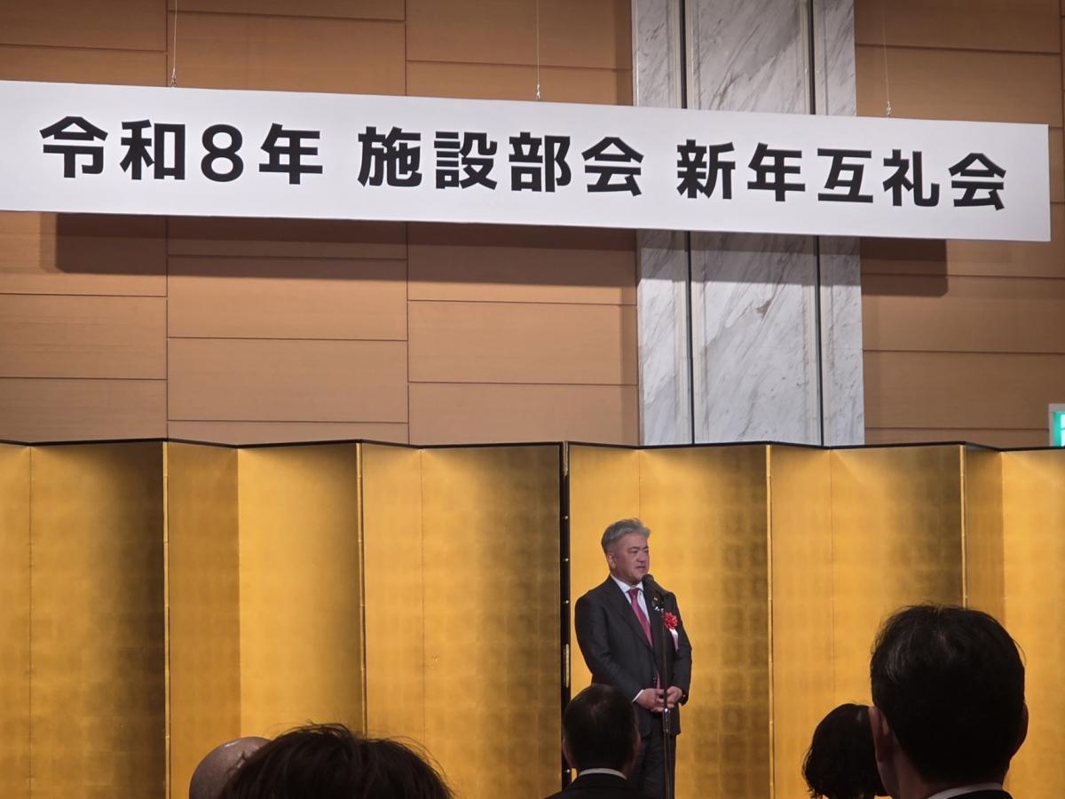 挨拶する金城議長