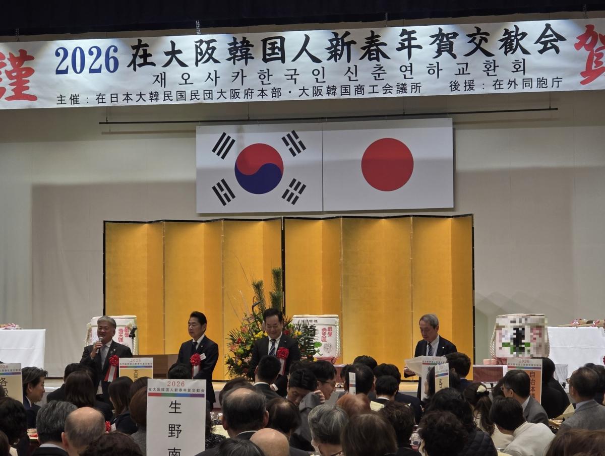 挨拶する金城議長