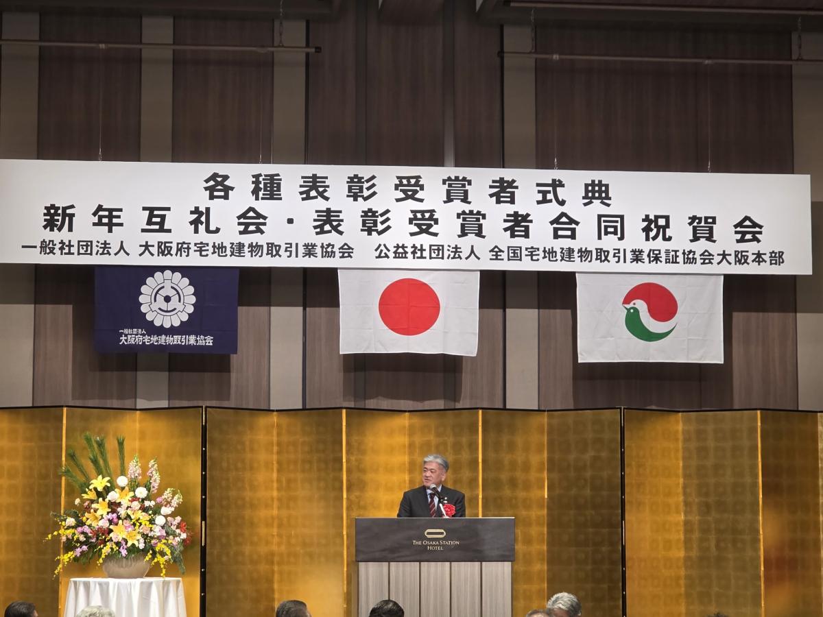 挨拶する金城議長