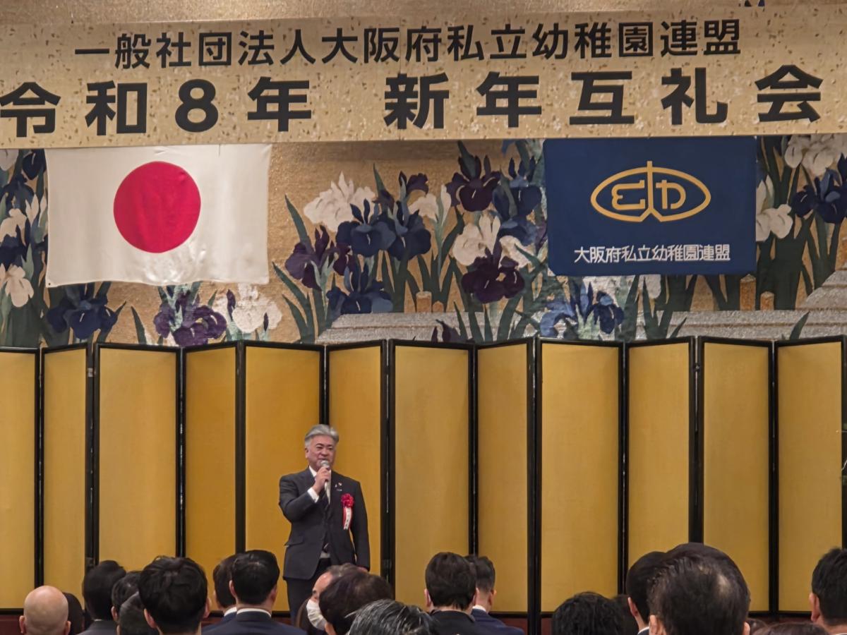 挨拶する金城議長