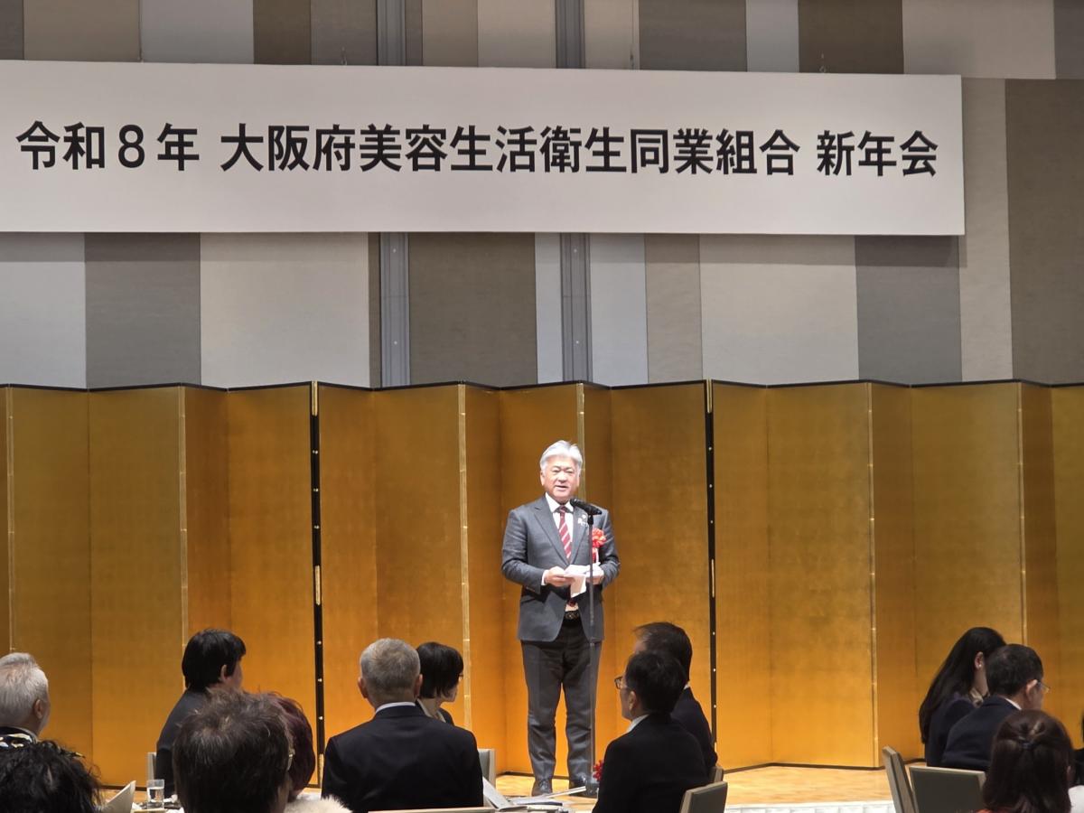 挨拶する金城議長