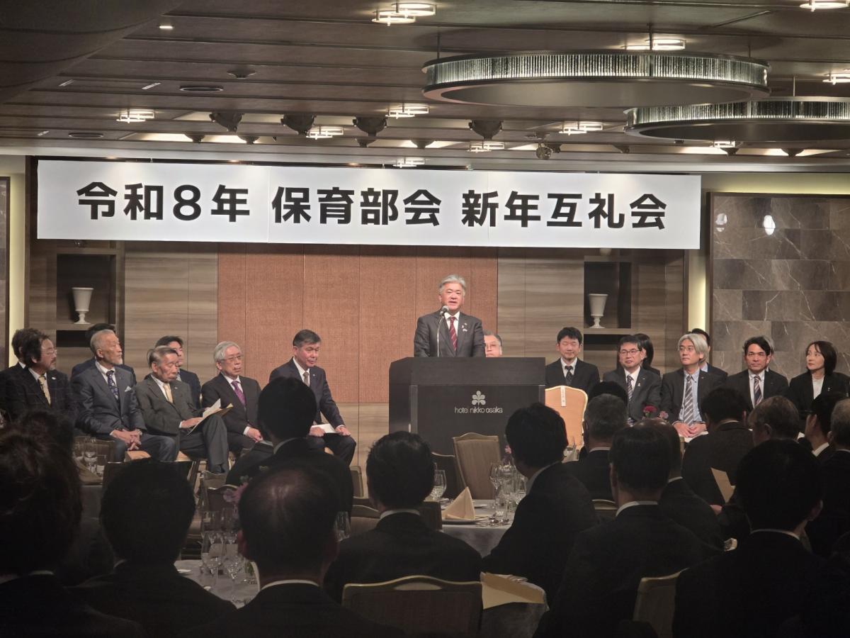 挨拶する金城議長