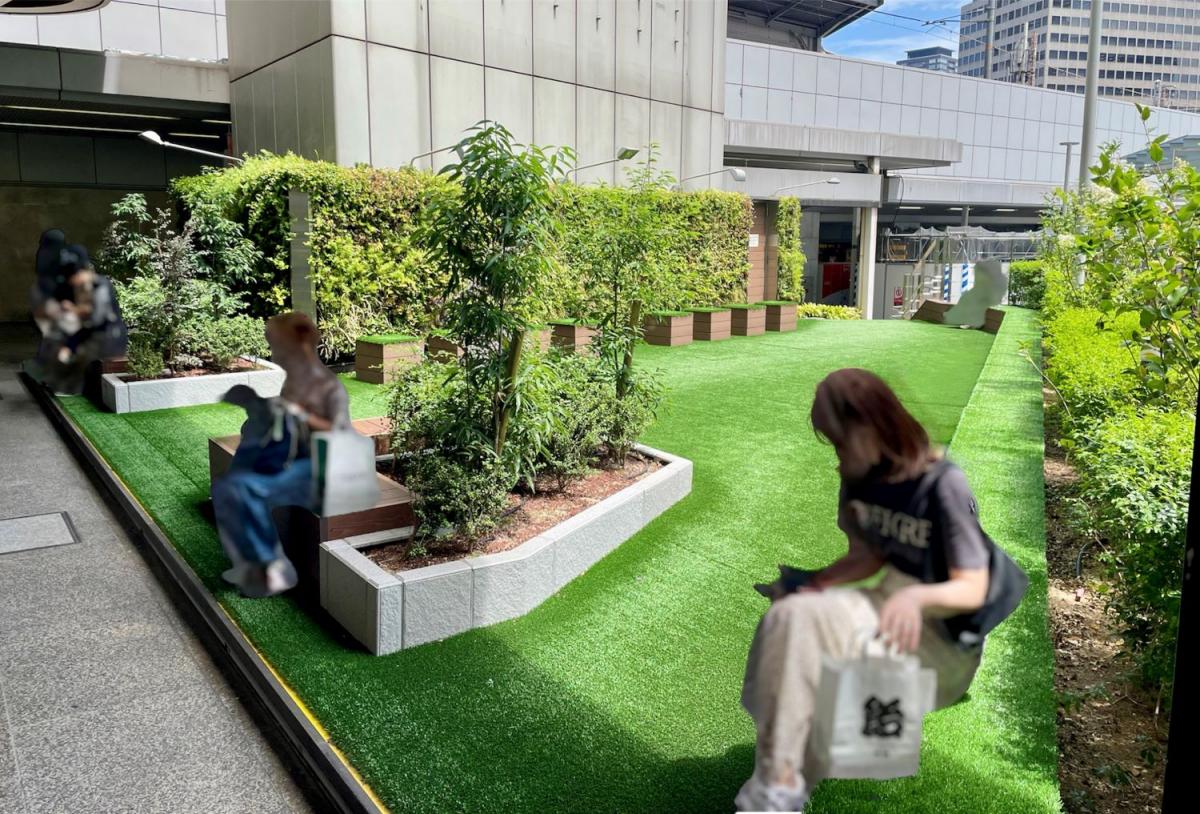 JR大阪駅三角広場