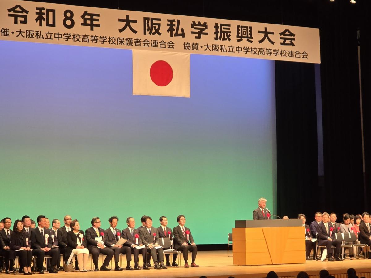 挨拶する金城議長