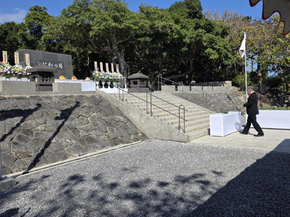 献花する金城議長