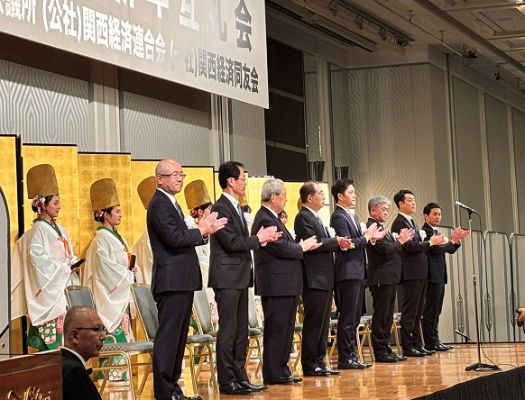 大阪市長、大阪商工会議所会頭ら登壇者と檀上にあがる知事