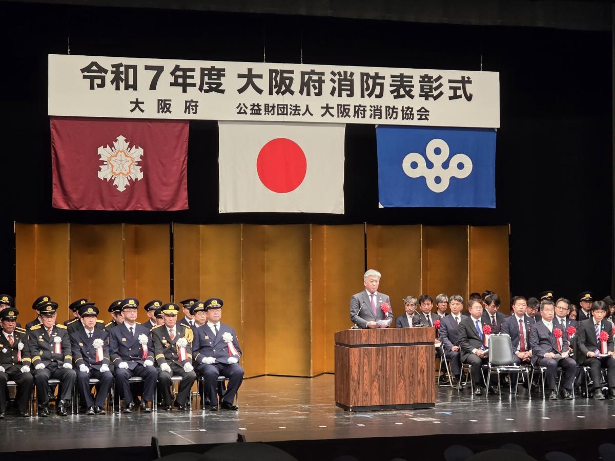 祝辞を述べる金城議長