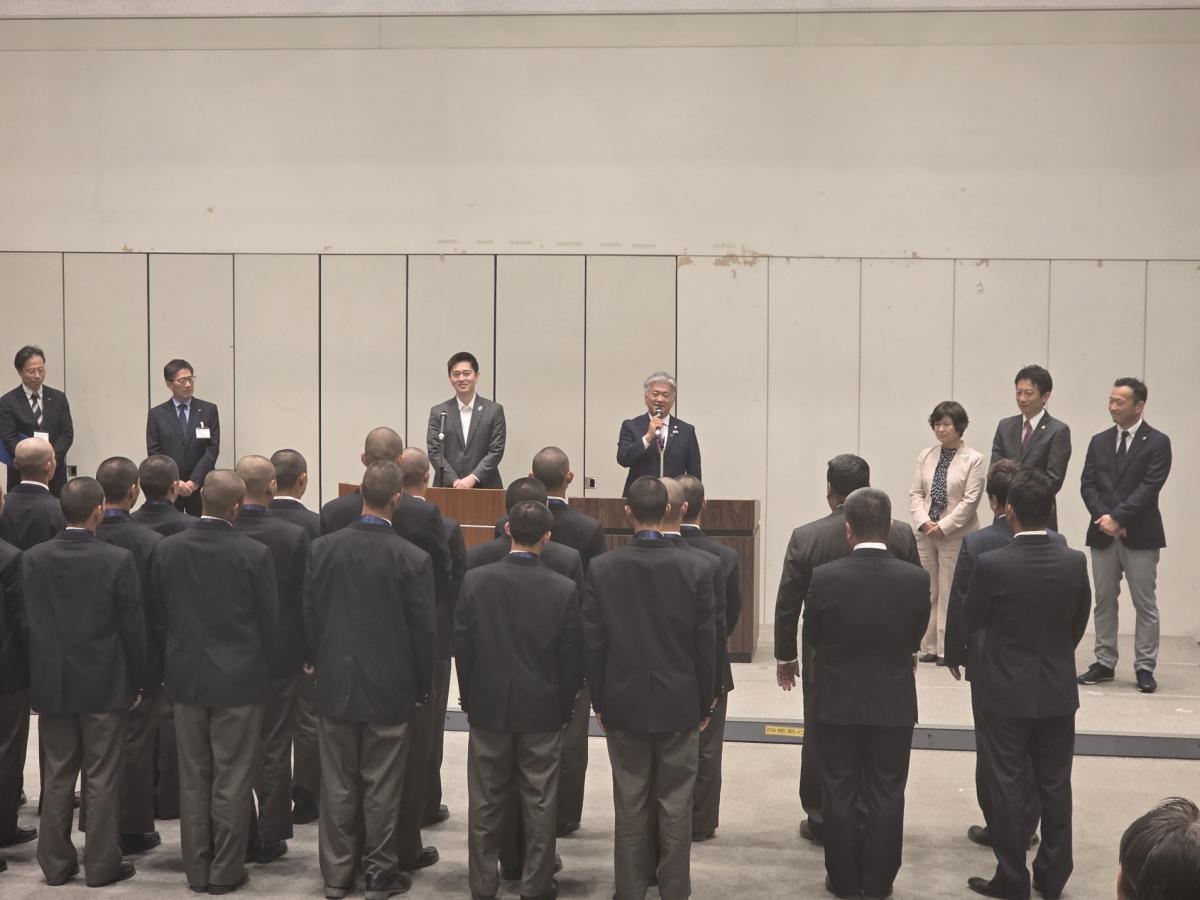 お祝いの言葉を述べる金城議長