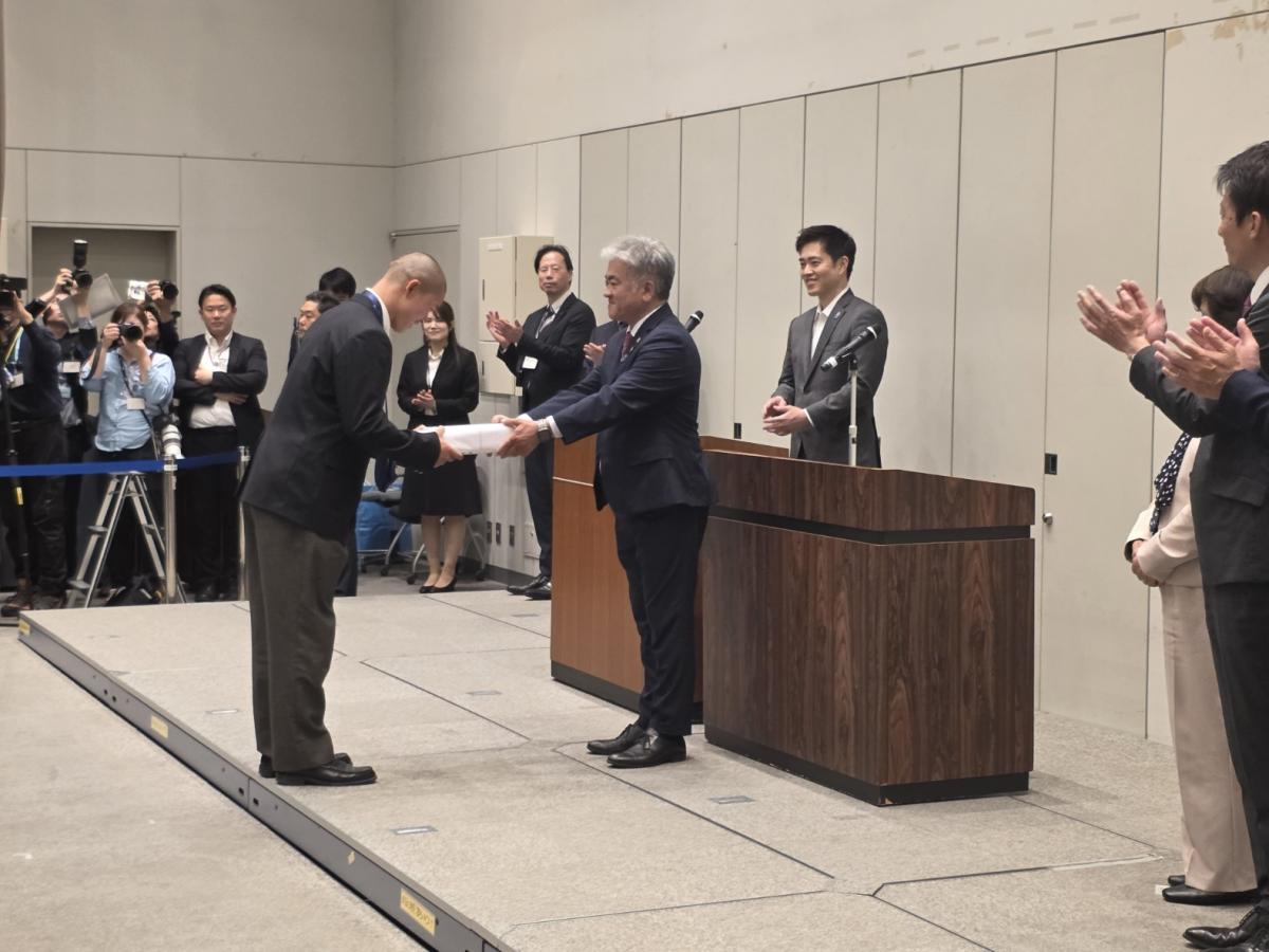 記念品を贈呈する金城議長