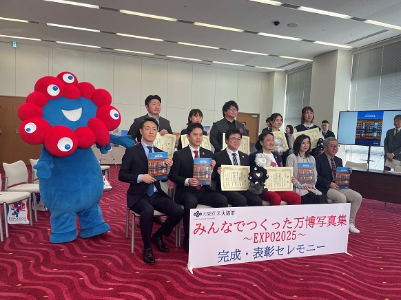 受賞者と記念撮影をする知事
