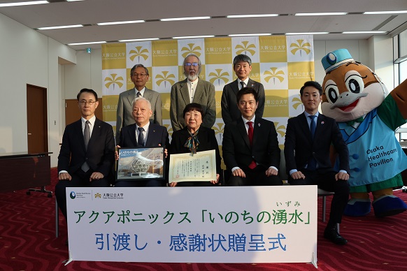 関係者と記念撮影をする知事