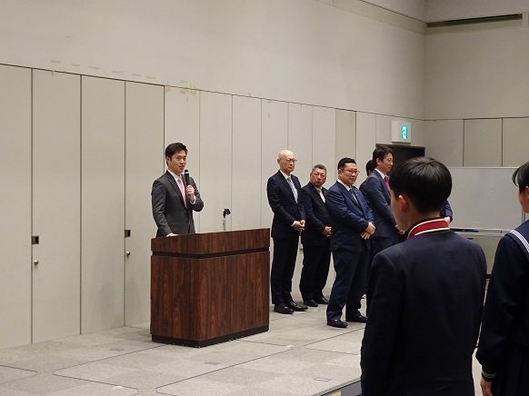 生徒にお祝いの言葉を述べる知事