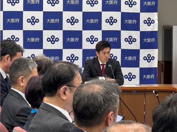 議題(大阪府受援・応援計画の改訂)についての説明を聞く知事