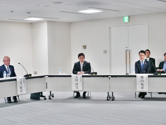第1回未来創造会議で発言する知事