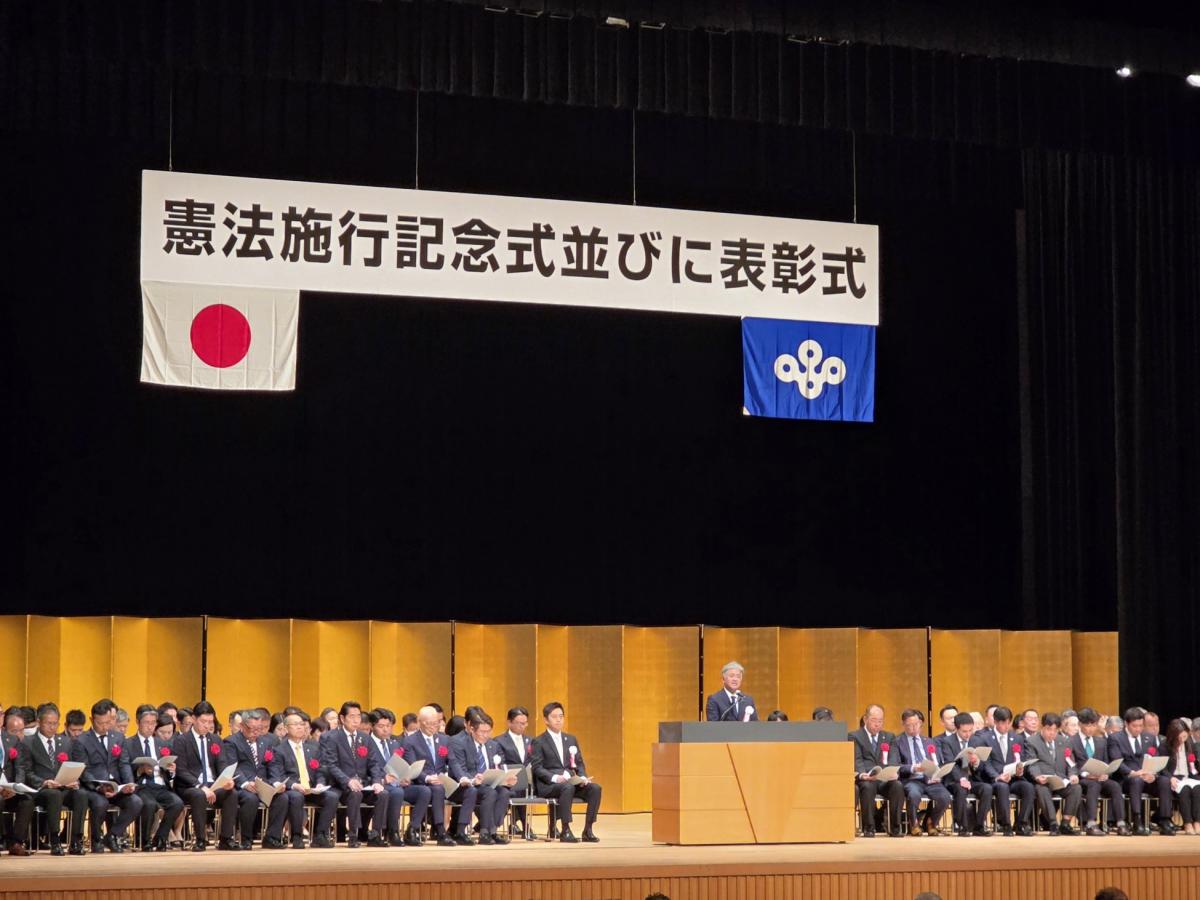 日本国憲法前文を朗読する金城議長