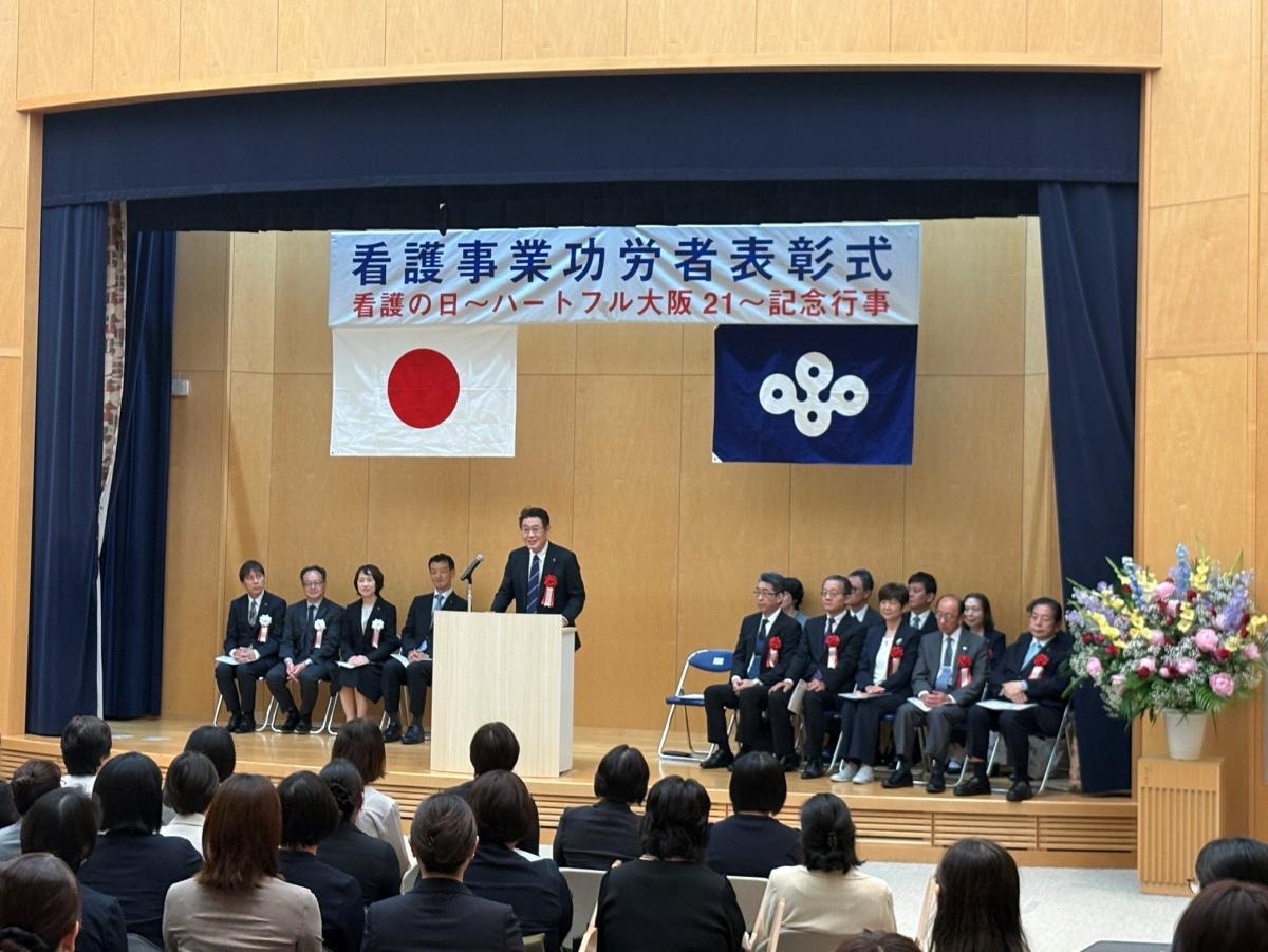 祝辞を述べる紀田副議長