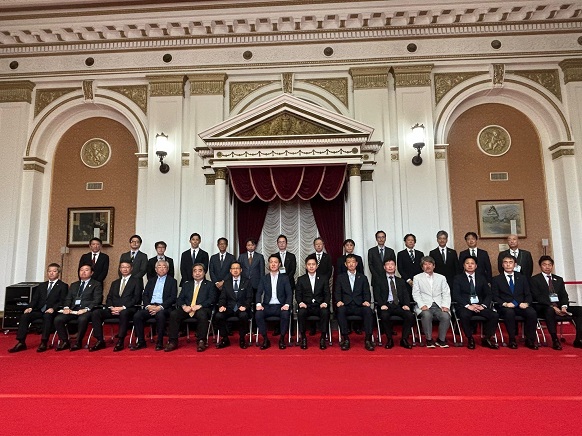 大阪デジタルインフラ協議会会員と記念撮影を行う知事