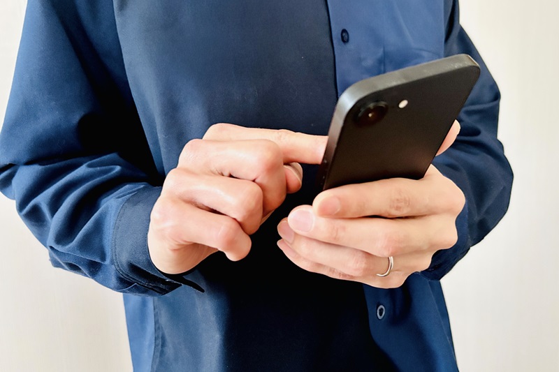 スマホを見る人の写真