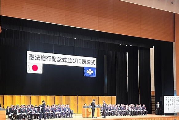 壇上に立つ知事