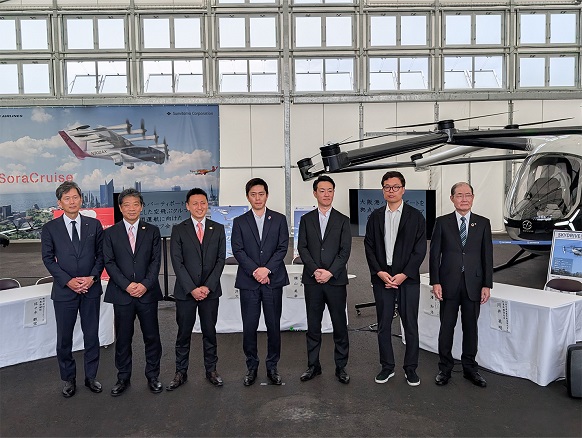 キックオフ会議で集合写真を撮る知事