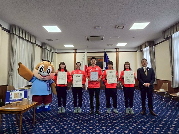 知事、府民文化部長及び贈呈式出席者の記念写真