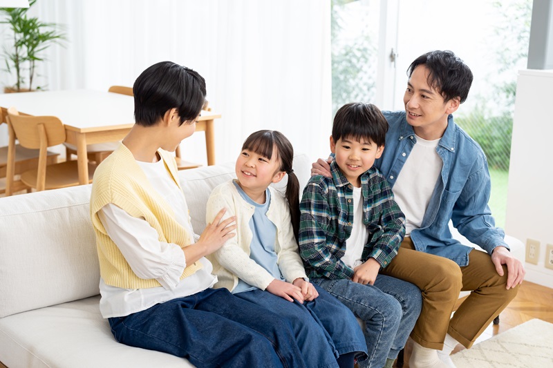 親子で話し合う様子の写真