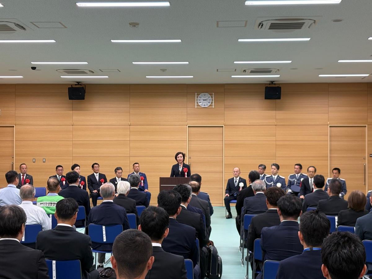 祝辞を述べる中野副議長