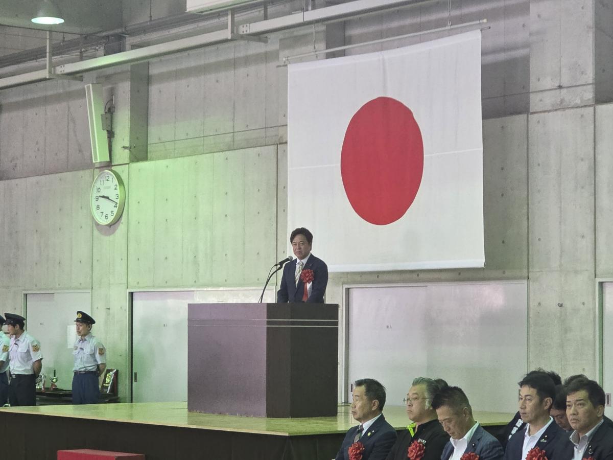 祝辞を述べる西野議長