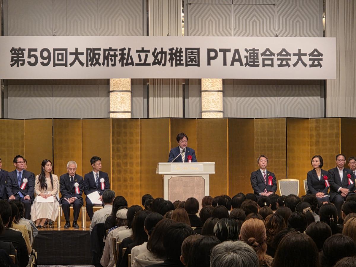 祝辞を述べる西野議長