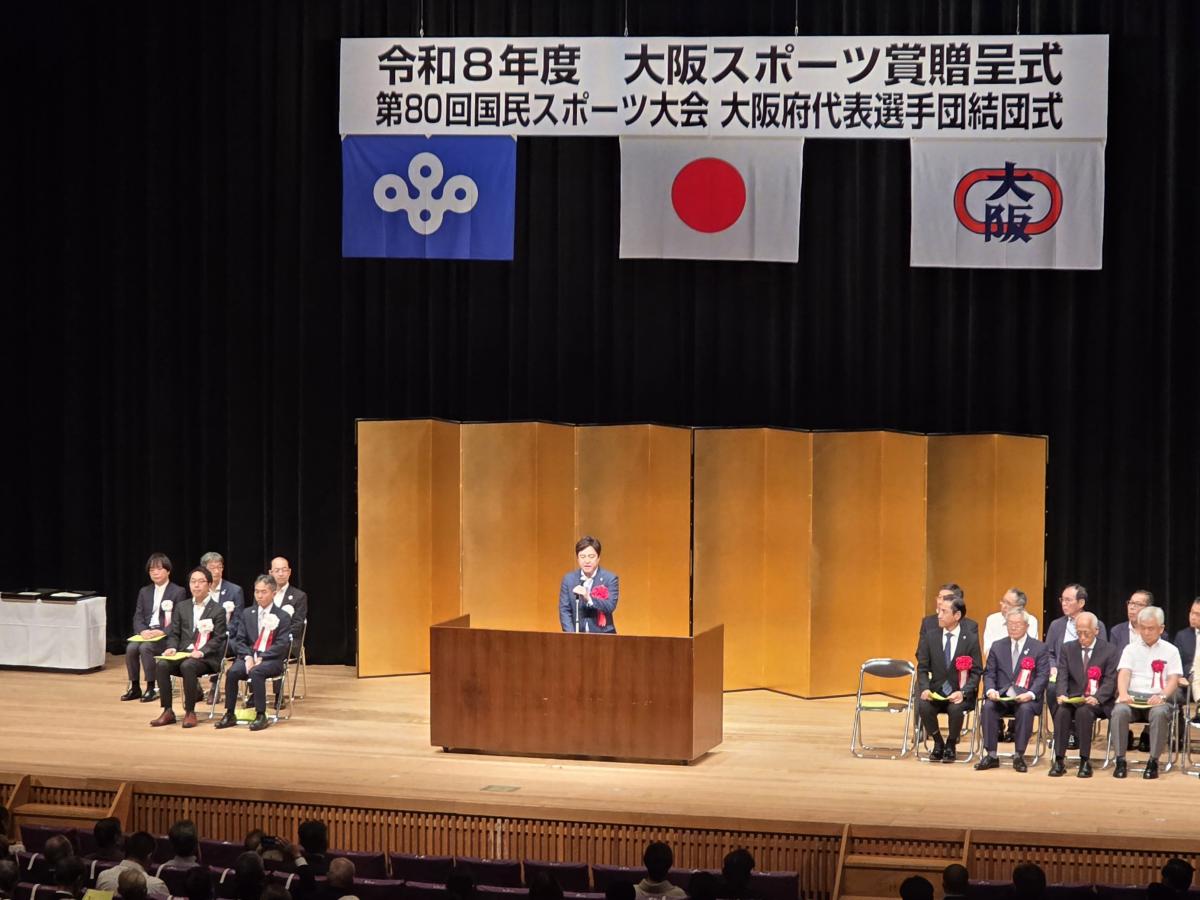 贈呈式で祝辞を述べる西野議長