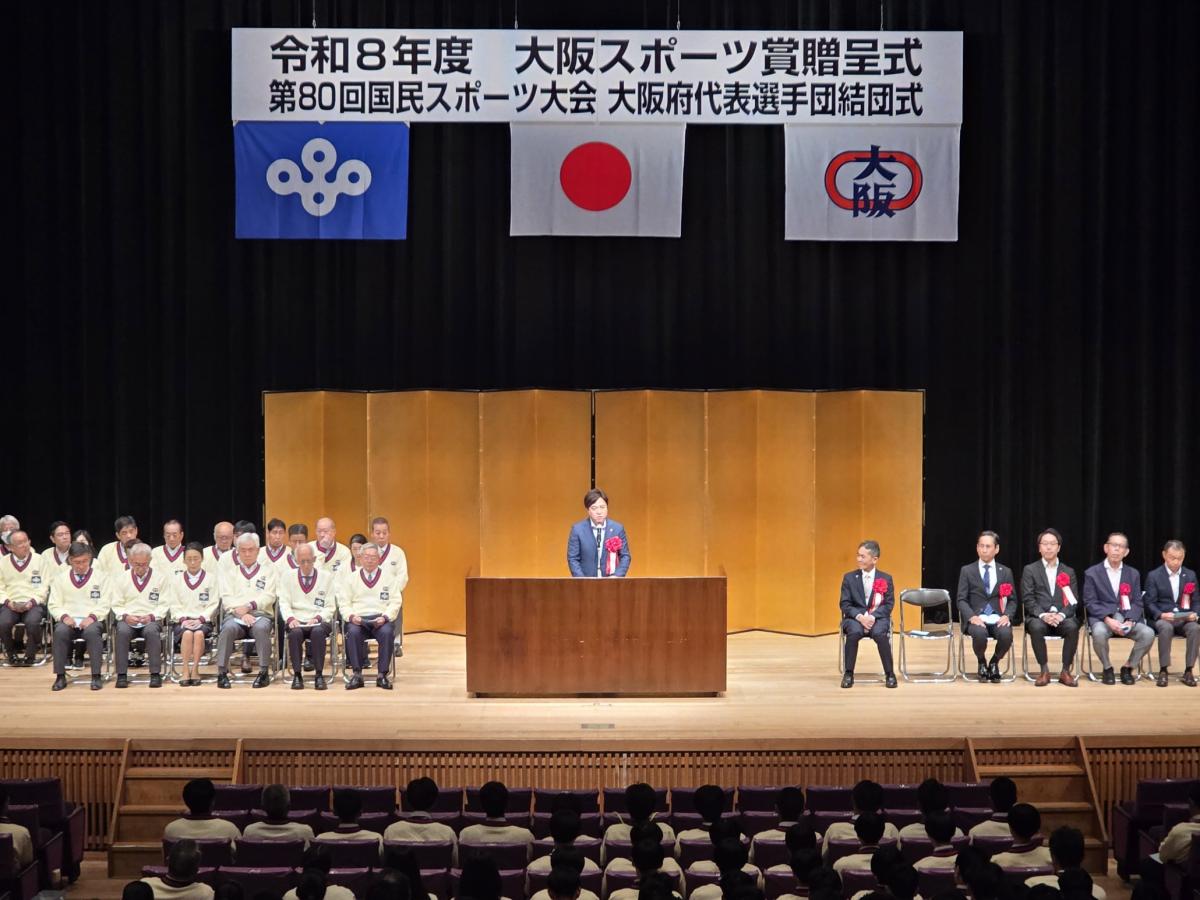 結団式で激励のことばを述べる西野議長