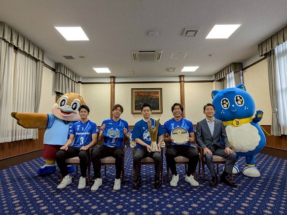知事、選手及び関係者との記念写真