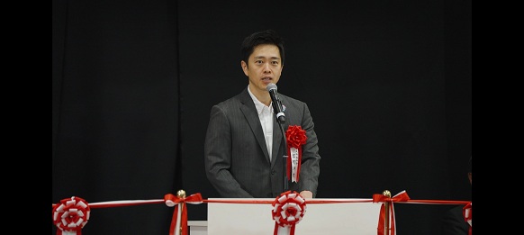 開会式に参加する知事