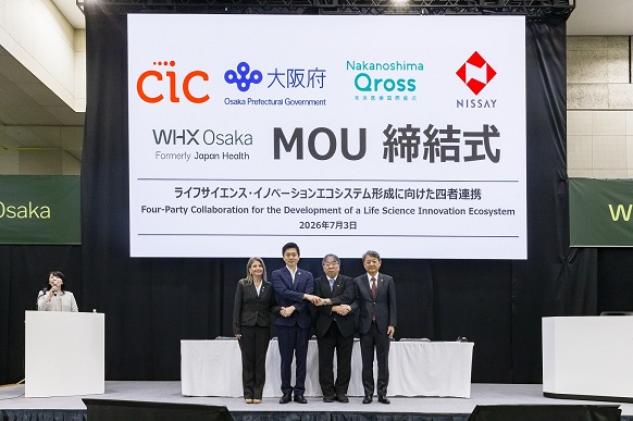 MOU締結式に出席する知事